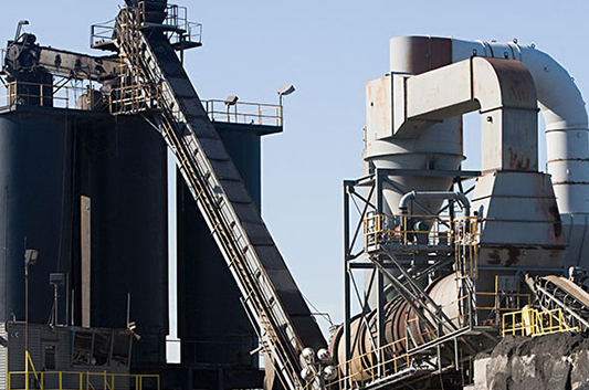 How does the industrial hinge-bladed wiped film evaporator work?